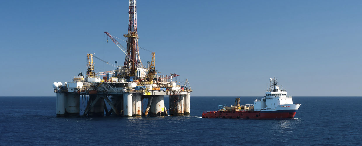 Offshore drilling platform and support vessel